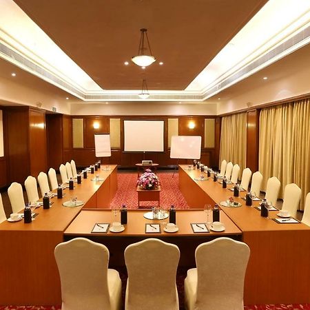 Green Park Chennai Exterior foto A meeting room at a hotel