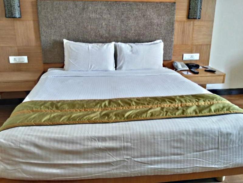 Green Park Chennai Exterior foto A bed with a bed runner