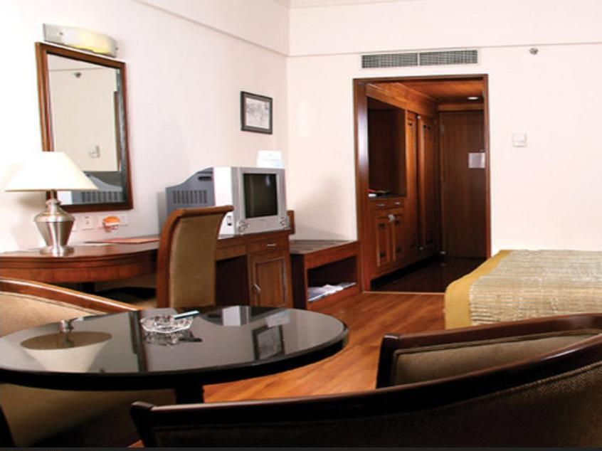 Green Park Chennai Exterior foto A room at the hotel