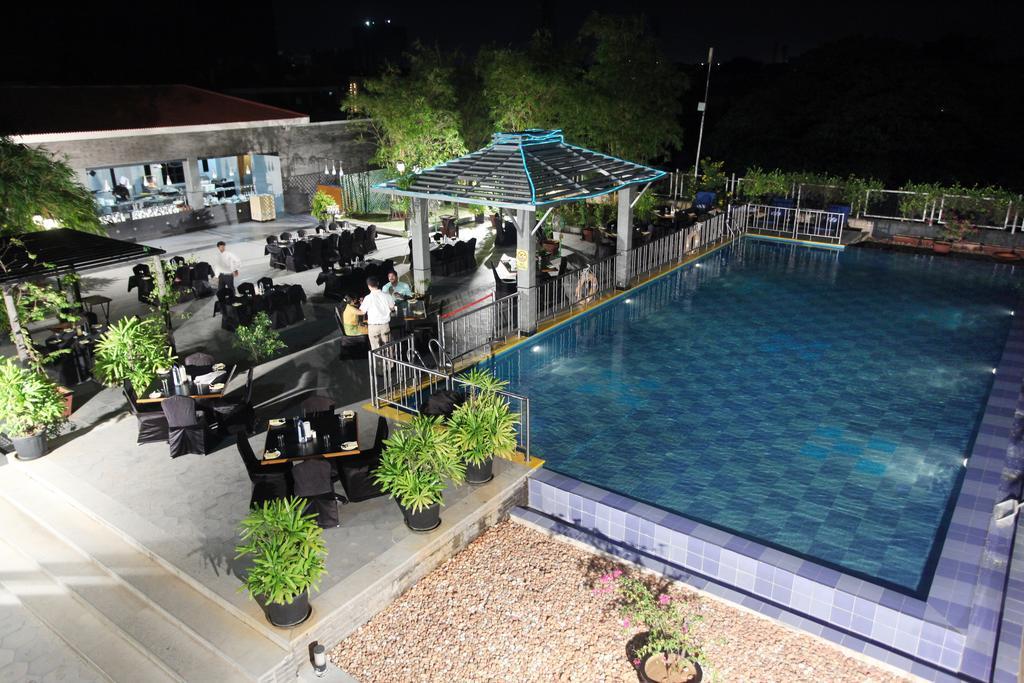 Green Park Chennai Exterior foto The pool at the hotel