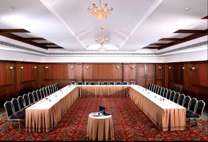 Green Park Chennai Exterior foto A meeting room at a hotel