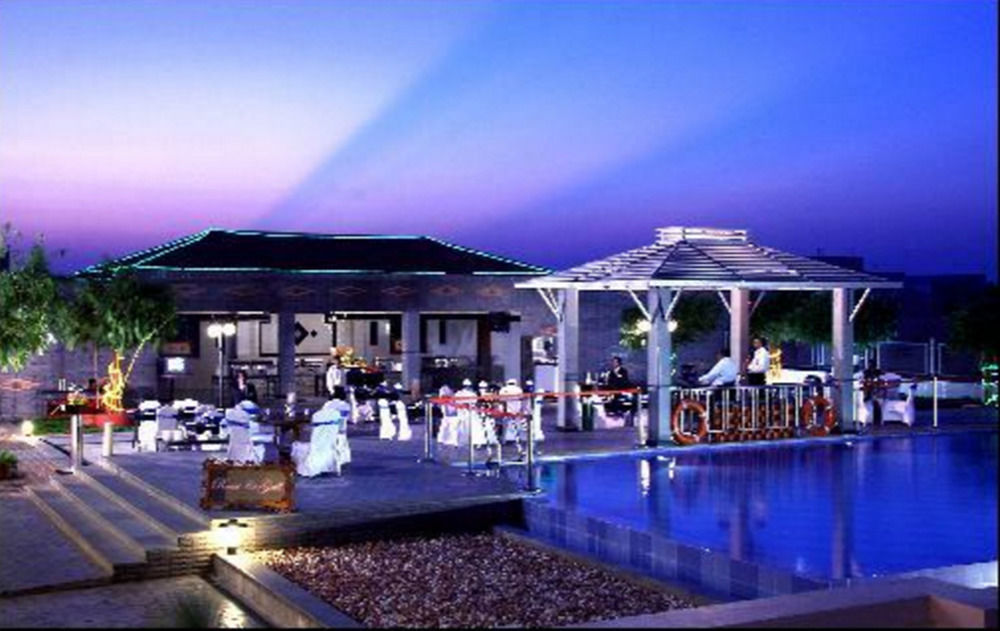 Green Park Chennai Exterior foto The pool at the hotel