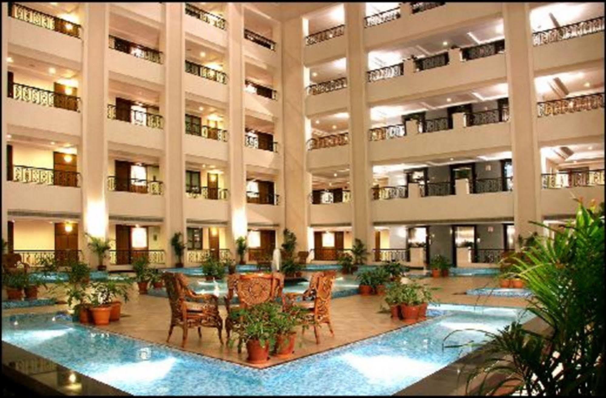 Green Park Chennai Exterior foto The interior of the hotel