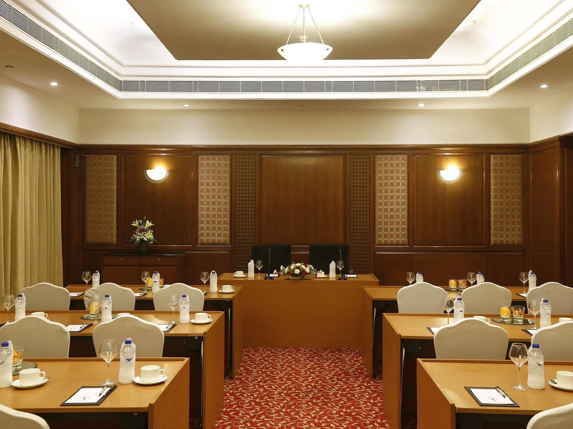 Green Park Chennai Exterior foto A meeting room at a hotel