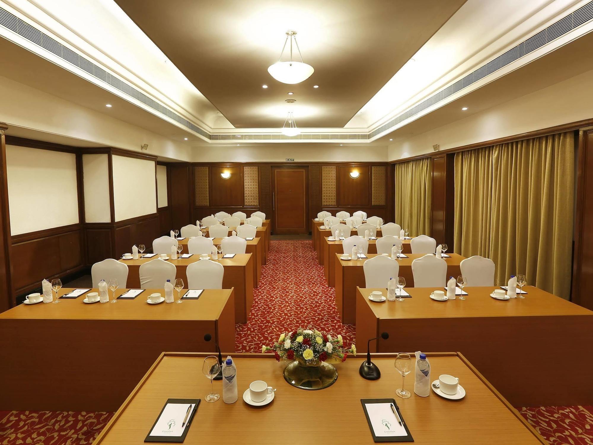 Green Park Chennai Exterior foto Meeting room at the Taj Bengal
