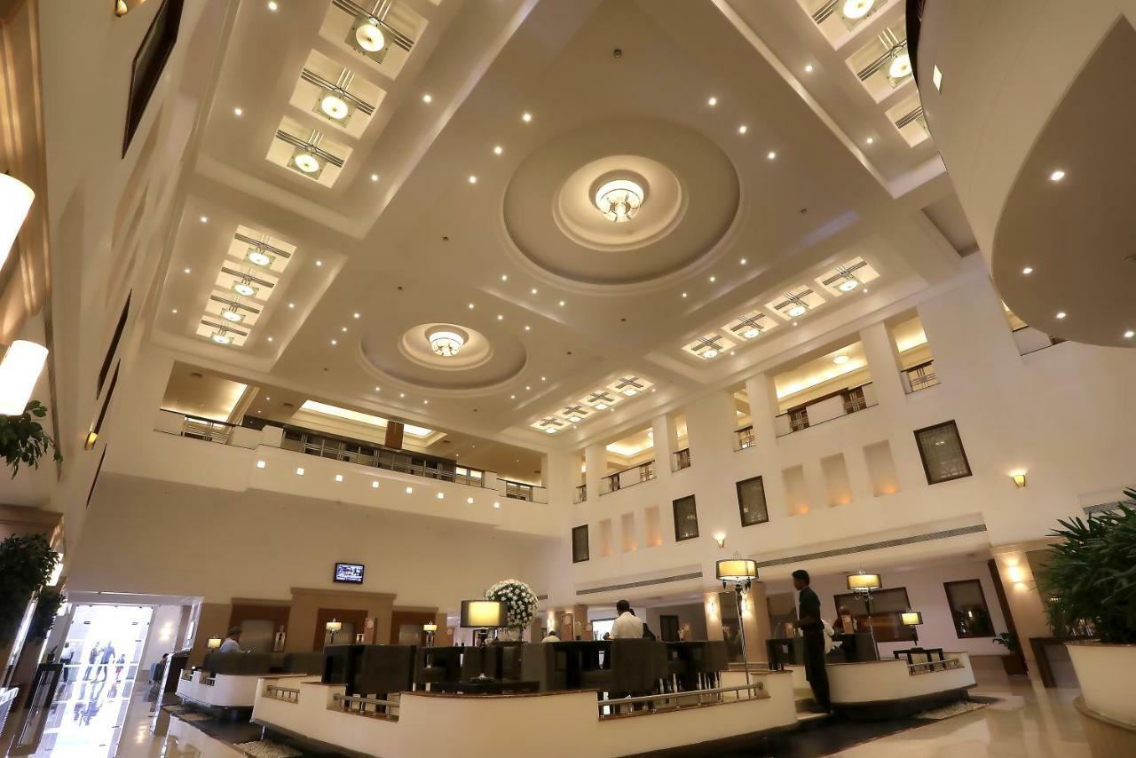 Green Park Chennai Exterior foto The lobby of the hotel