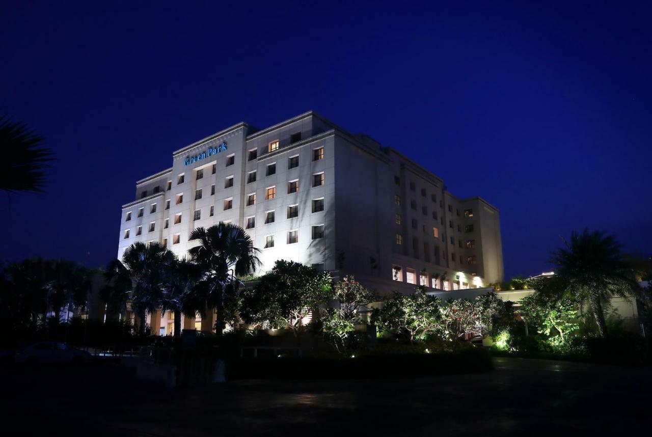 Green Park Chennai Exterior foto The hotel at night