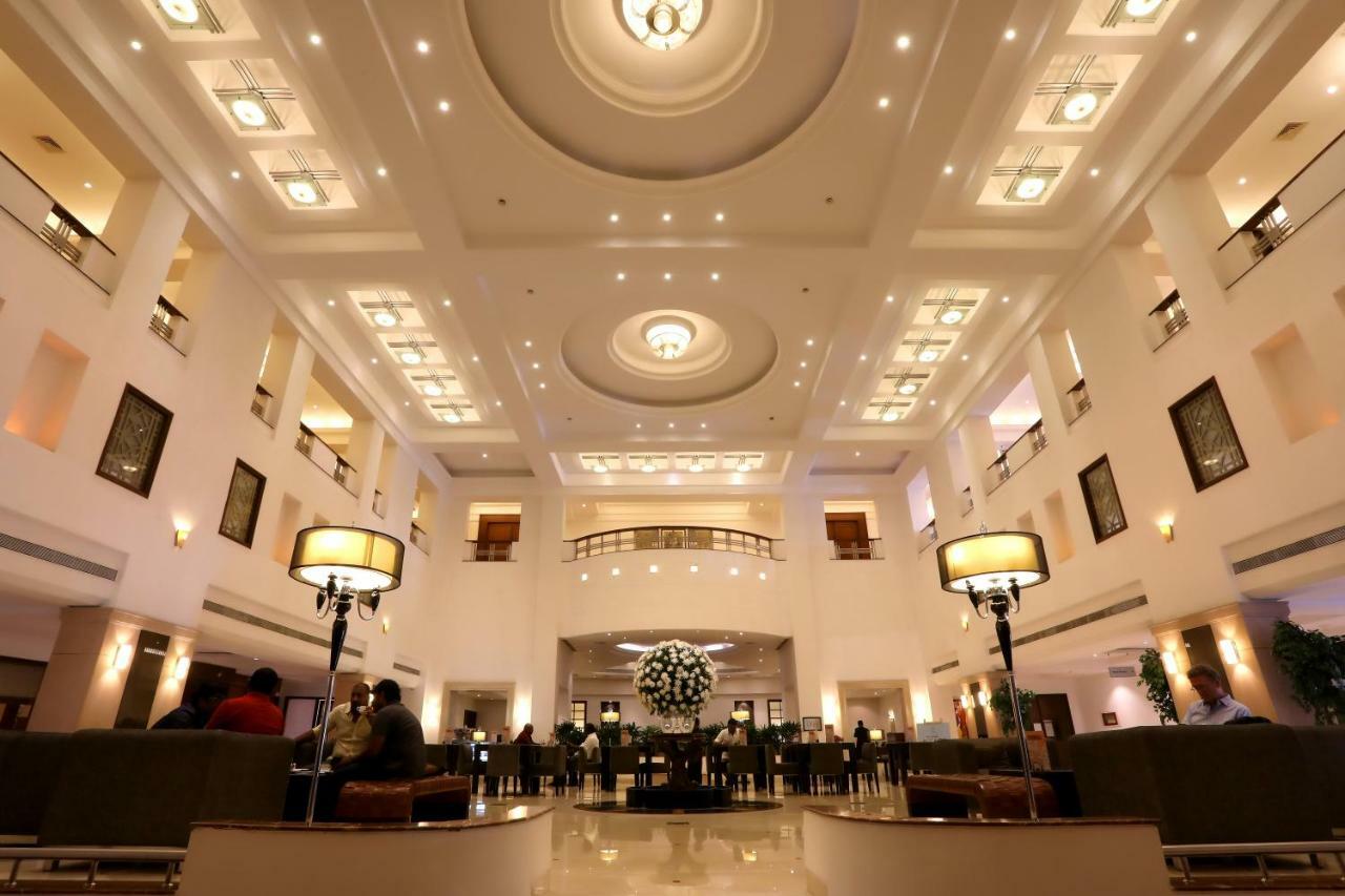 Green Park Chennai Exterior foto The lobby of the hotel