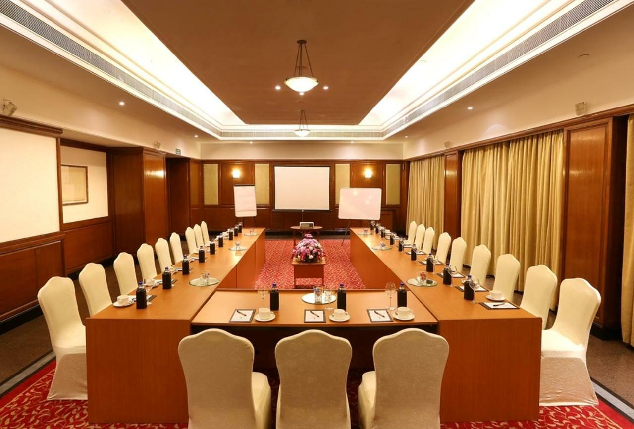 Green Park Chennai Exterior foto A meeting room at a hotel