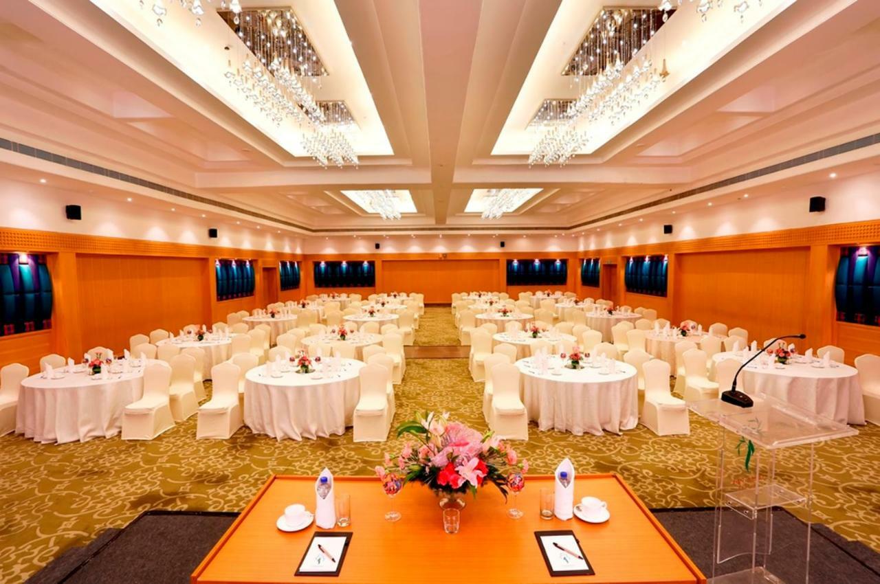 Green Park Chennai Exterior foto The Royal Hall
