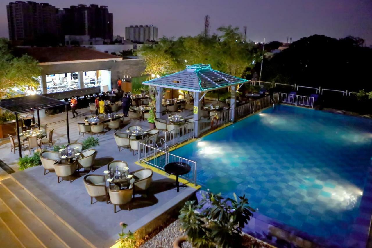 Green Park Chennai Exterior foto The swimming pool at the hotel